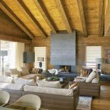 Jadalnia łączy się z salonem. Dom z drewna i szkła