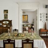 Jadalnia łączy się z salonem. Willa, w której straszy