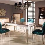 Jadalnia Luna z orzecha włoskiego ma fronty wyklejone płatkami szlagmetalu imitującymi złoto. Cena stołu -