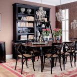 Jadalnia oryginalnie, bo z biblioteką (14 500 zł). Stół Lyon - 5950 zł, krzesło wiedeńskie - 690 zł. FABRYKA WNĘTRZ