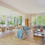 Jadalnia połączona z salonem. Ażurowy świdermajer