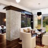 Jadalnia - skórzane fotele i kanapa.