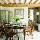 Jadalnia z drewnianym stołem i krzesłami.