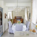 Jadalnia została otwarta na salon. Codzienność w kolorach Toskanii