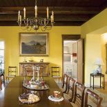 Jadalnia została urządzona klasycznie i elegancko.