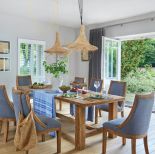 drewniane meble i niebieskie dodatki w jadalni