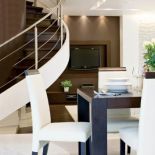 Jadalnie dekorują pięknie wyprofilowane schody.