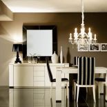 Jadalnię od Mobil Fresno urozmaicają pasiaste krzesła. HEBAN