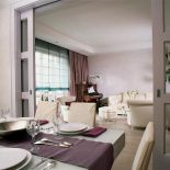 Jadalnię od salonu oddzielają przeszklone suwane drzwi.