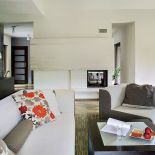 Jadalnię od salonu ododziela zaprojektowana przez Klementynę szafka, w którą wmontowany jest barek.