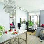 Jadalnię oddziela od holu ścianka działowa wyłożona ceglanymi płytkami.