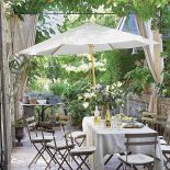 Jadalnię pod chmurką można urządzić w stylu włoskich knajpek.