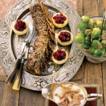 Jagnięcy comber z sosem z kurek i pieczonymi jabłkami z żurawiną.