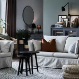 dwa odcienie szarości na ścianach w małym pokoju