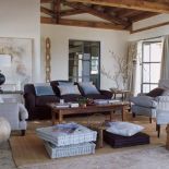 Jak ciekawie wygląda połączenie różnych faktur i odcieni tkanin. Fotel Bidasoa obity tkaniną w kratę