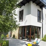 Jak impresjoniści, Anna zaszalała również ze światłem: małymi lampkami podkreśliła liście orzecha, wodę w basenie,