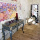 Jak najwięcej światła na kamienną ścianę.