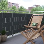 mata na balustradę balkonu