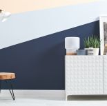 geometryczne wzory na ścianach w małym pokoju