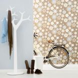 Jak pomysłowo podzielić hol? Wystarczą dwie różne tapety. TAPETTERMINALEN