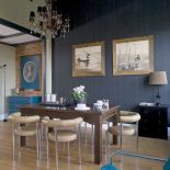 Jak powiesić kilka obrazów na ścianie? Powieś np. dwie grafiki obok siebie albo całe rzędy w równych liniach.