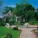 Jak przed prawdziwym szlacheckim dworem - reprezentacyjny dziedziniec z fontanną.