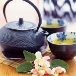 Jak przygotować herbatę brytyjską, chińską i arabską. Każda rozgrzeje w jesienne dni.