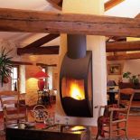 Jak ścianka działowa. Model Gaia ma odsuwaną szybę, więc pozwala cieszyć się urokiem otwartego ognia. MIRO-LES FOYERS