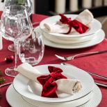 świąteczna dekoracja stołu w kolorze czerwonym