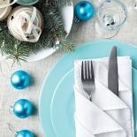 Błękitne dekoracje stołu na Boże Narodzenie