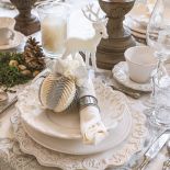 Dekoracja stołu na boże narodzenie: srebrno-białe bombki i zdobione talerze, Belle maison