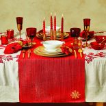 Stół wigilijny – dekoracje w czerwieni i złocie, aranżacja Zara Home