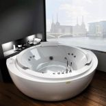 Jak ufo - trzyosobowa wanna Nova, do zabudowy lub z panelem, który może być zwieńczony drewnem lub marmurem. JACUZZI