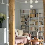 regał pod skosem na poddaszu