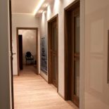 Jak urządzić wąski przedpokój? Porady architektów i projektantów.