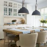 salon z kuchnią w stylu hampton