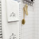 białe kafelki w łazience