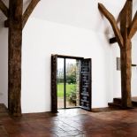 Jak w folwarku sprzed pięciuset lat- kamienne ściany kryje chropowaty tynk, strop podtrzymują spękane drewniane