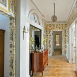 Jak w kamienicy z lat 30. Na ścianach pilastry, na sufitach plafony, w drzwiach oryginalne gałki, meble z londyńskich