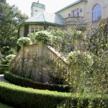 Jak w królewskich ogrodach: żywopłot z bukszpanu i trawnik przystrzyżony po angielsku.