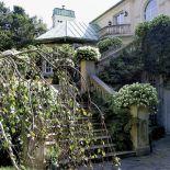 Jak w królewskich ogrodach: żywopłot z bukszpanu i trawnik przystrzyżony po angielsku.