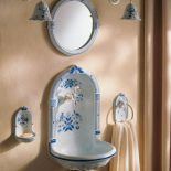 Jak w starożytnej łaźni - toaletka Niche z białego fajansu, ręcznie dekorowana, kosztuje 7816 zł. STEPIM