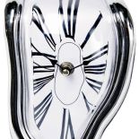 Jak z obrazu Dalego - zegar Salvador firmy Kare Design kupimy za 64 zł. CZERWONA MASZYNA