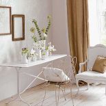 Jak żadne inne, kute meble świetnie pasują do jasnych romantycznych wnętrz. DESIGNER GUILD