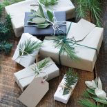 Szary papier udekoruj zielonymi gałązkami.