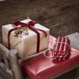 Do dekoracji prezentu wystarczy pojedyncza gałązka z czerwonymi owocami.