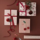 Jak zapakować prezent? Klasycznie, w kolorowy papier ozdobny.