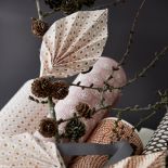 Podłużne prezenty zawiń w papierowe tutki.