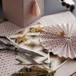 Z kolorowego papieru lub ozdobnych serwetek możesz zrobić dekoracyjne rozetki.