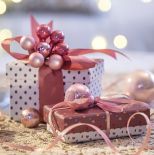 Pięknie wyglądają przywiązane do pudełeczek błyszczące bombki np. połącz te błyszczące i matowe.